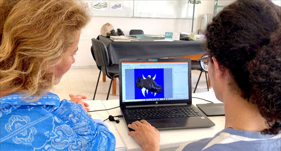 صور: شاب تونسي يطور حذاء ذكيا يشحن بطارية الهاتف صورة رقم 4