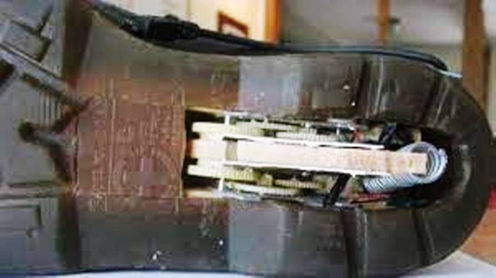 صور: شاب تونسي يطور حذاء ذكيا يشحن بطارية الهاتف صورة رقم 7