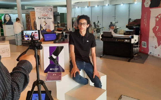 صور: شاب تونسي يطور حذاء ذكيا يشحن بطارية الهاتف صورة رقم 8