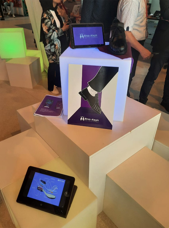 صور: شاب تونسي يطور حذاء ذكيا يشحن بطارية الهاتف صورة رقم 2