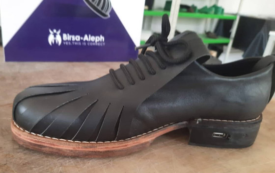 صور: شاب تونسي يطور حذاء ذكيا يشحن بطارية الهاتف صورة رقم 11