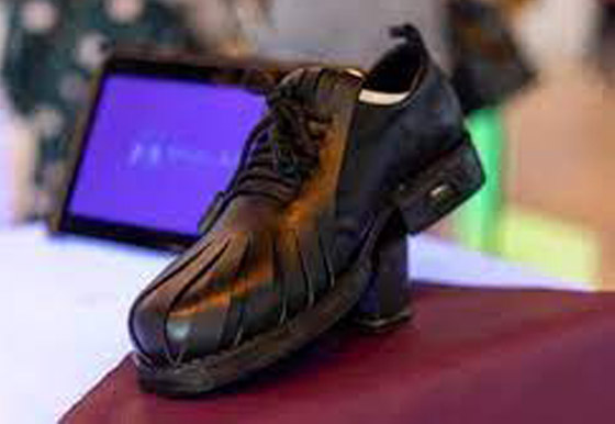 صور: شاب تونسي يطور حذاء ذكيا يشحن بطارية الهاتف صورة رقم 12