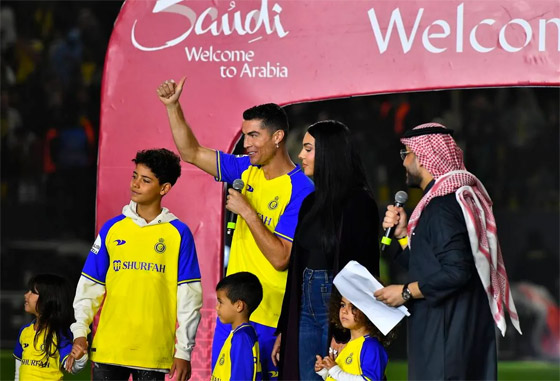 صورة رقم 8 - فيديو رونالدو في السعودية يتحدث باللغة العربية: صورة رقم 8 - فيديو رونالدو في السعودية يتحدث باللغة العربية: