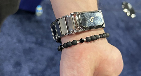 أول متتبع للصحة في العالم يعمل على طاقة الجسم صورة رقم 1