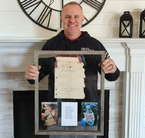 أغرب من الخيال: رسالة بزجاجة تعود لصاحبها بعد 37 عاما من رميها بالبحر صورة رقم 2