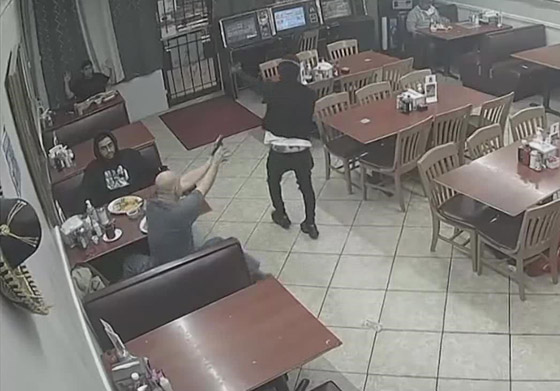 فيديو: لص يسطو على مطعم أمريكي فيرديه زبون قتيلا بـ9 رصاصات صورة رقم 3 فيديو: لص يسطو على مطعم أمريكي فيرديه زبون قتيلا بـ9 رصاصات صورة رقم 3