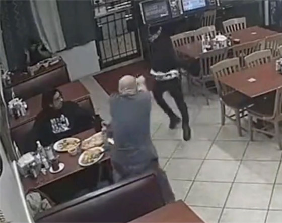 فيديو: لص يسطو على مطعم أمريكي فيرديه زبون قتيلا بـ9 رصاصات صورة رقم 4 فيديو: لص يسطو على مطعم أمريكي فيرديه زبون قتيلا بـ9 رصاصات صورة رقم 4