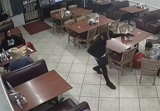 فيديو: لص يسطو على مطعم أمريكي فيرديه زبون قتيلا بـ9 رصاصات صورة رقم 5 فيديو: لص يسطو على مطعم أمريكي فيرديه زبون قتيلا بـ9 رصاصات صورة رقم 5