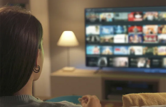 من حلاب الأفاعي إلى النائمة المحترفة.. أغرب 5 وظائف في العالم صورة رقم 1