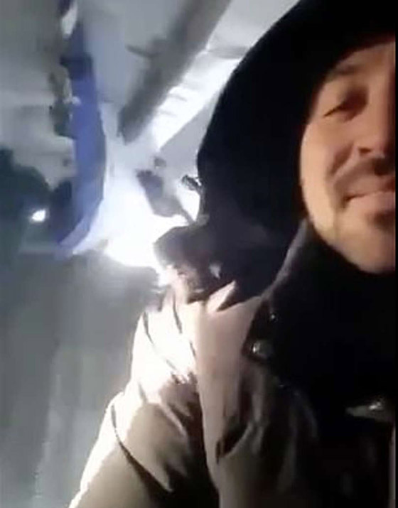 فيديو: لحظات رعب عاشها ركاب طائرة روسية.. فتح بابها في الجو! صورة رقم 2 فيديو: لحظات رعب عاشها ركاب طائرة روسية.. فتح بابها في الجو! صورة رقم 2