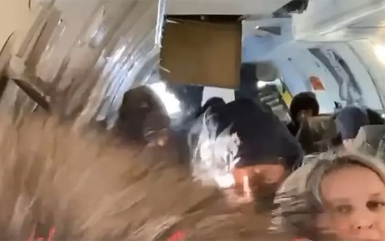فيديو: لحظات رعب عاشها ركاب طائرة روسية.. فتح بابها في الجو! صورة رقم 6 فيديو: لحظات رعب عاشها ركاب طائرة روسية.. فتح بابها في الجو! صورة رقم 6