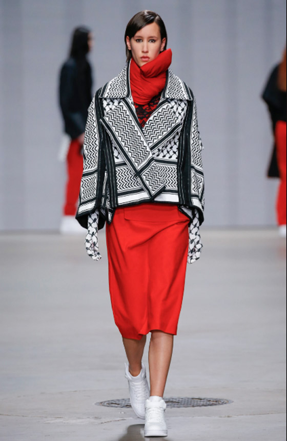 فيديو وصور: مصمم هولندي يقدم أزياء بألوان الكوفية الفلسطينية 