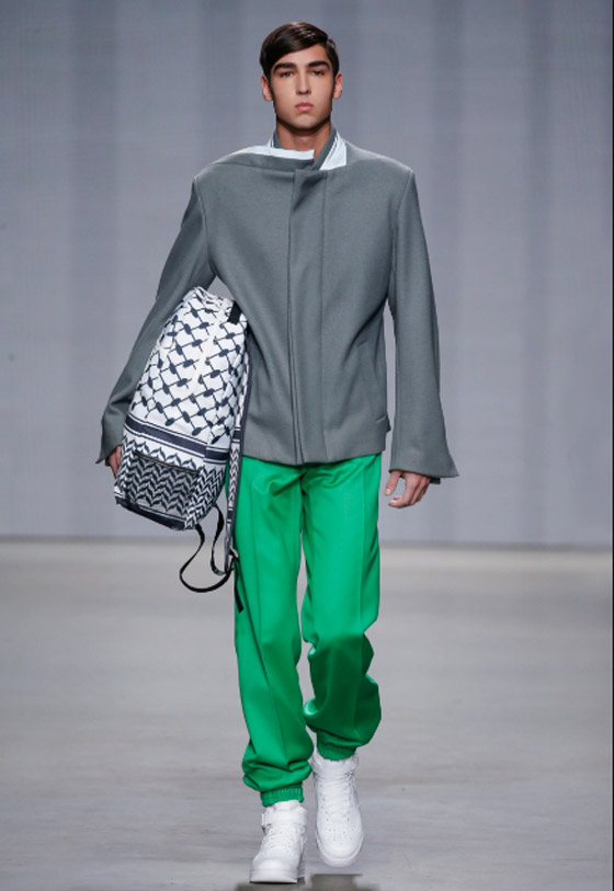 فيديو وصور: مصمم هولندي يقدم أزياء بألوان الكوفية الفلسطينية 