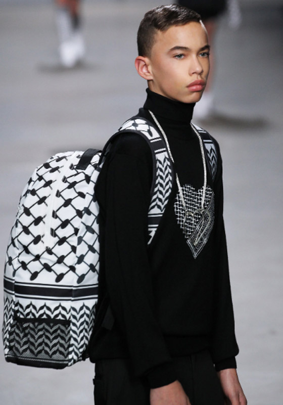 فيديو وصور: مصمم هولندي يقدم أزياء بألوان الكوفية الفلسطينية 