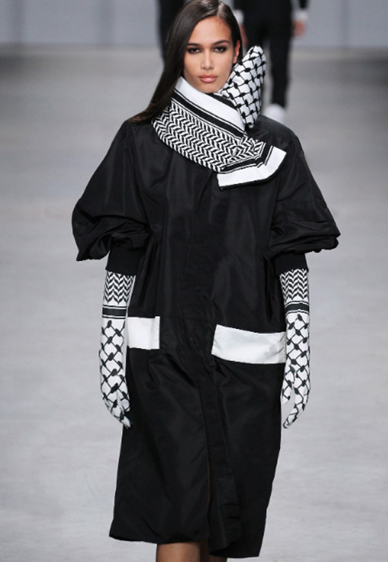 فيديو وصور: مصمم هولندي يقدم أزياء بألوان الكوفية الفلسطينية 