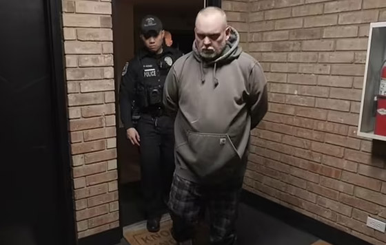 فيديو: طفل أمريكي يلهو بمسدس محشو بالرصاص.. والشرطة تتدخل! صورة رقم 4 فيديو: طفل أمريكي يلهو بمسدس محشو بالرصاص.. والشرطة تتدخل! صورة رقم 4