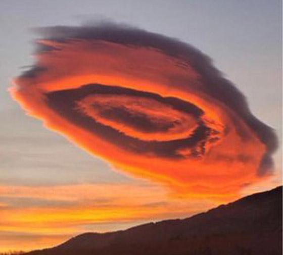 ظهور سحابة غريبة كـ ظهور سحابة غريبة كـ