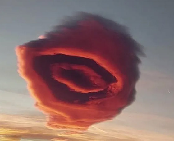 ظهور سحابة غريبة كـ ظهور سحابة غريبة كـ