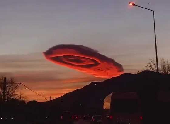 ظهور سحابة غريبة كـ ظهور سحابة غريبة كـ