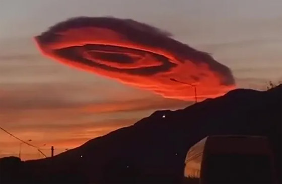 ظهور سحابة غريبة كـ ظهور سحابة غريبة كـ