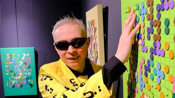 موهبته هزمت الإعاقة.. فنان كفيف يبدع فى رسم لوحات بتقنية برايل 