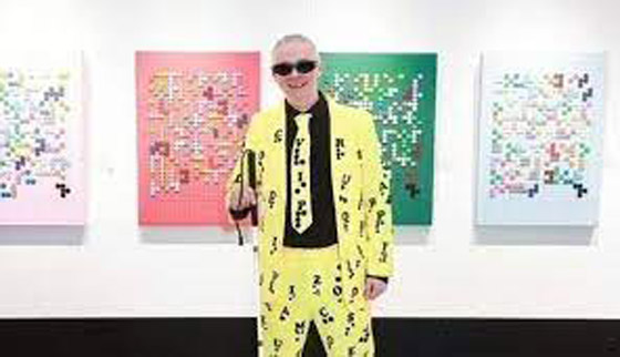 موهبته هزمت الإعاقة.. فنان كفيف يبدع فى رسم لوحات بتقنية برايل 