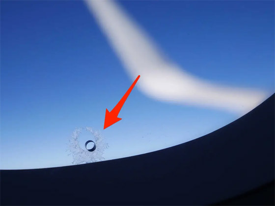 ثقب في نافذة الطائرة.. ما السبب الذي لا يدركه كثيرون؟ صورة رقم 2 ثقب في نافذة الطائرة.. ما السبب الذي لا يدركه كثيرون؟ صورة رقم 2