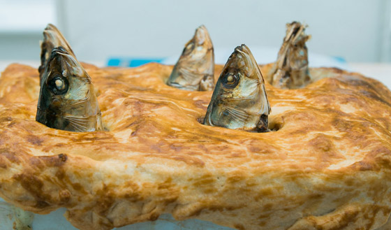 تخرج منها رؤوس أسماك ميتة.. ما القصة وراء هذه الفطيرة الغريبة ببريطانيا؟ صورة رقم 4