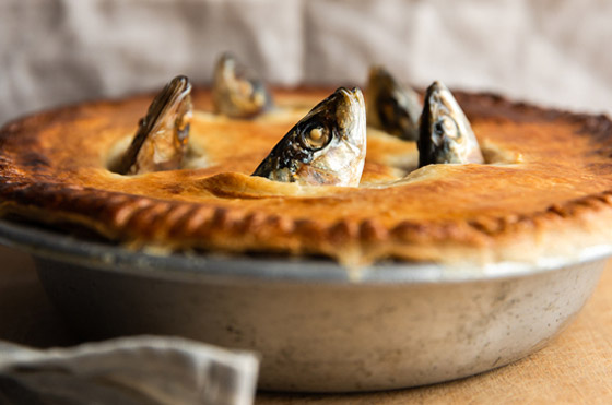 تخرج منها رؤوس أسماك ميتة.. ما القصة وراء هذه الفطيرة الغريبة ببريطانيا؟ صورة رقم 5