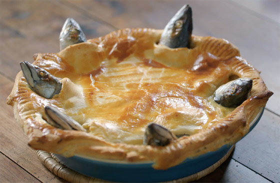 تخرج منها رؤوس أسماك ميتة.. ما القصة وراء هذه الفطيرة الغريبة ببريطانيا؟ صورة رقم 3