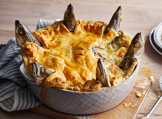 تخرج منها رؤوس أسماك ميتة.. ما القصة وراء هذه الفطيرة الغريبة ببريطانيا؟ صورة رقم 6