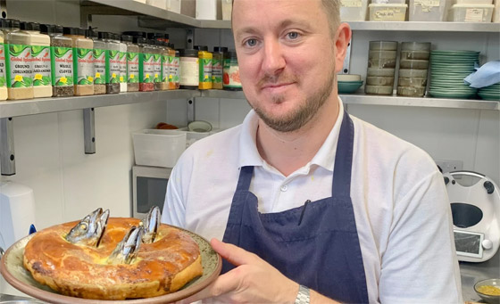 تخرج منها رؤوس أسماك ميتة.. ما القصة وراء هذه الفطيرة الغريبة ببريطانيا؟ صورة رقم 2