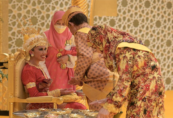 فيديو وصور: زفاف ابنة سلطان بروناي تتزوج بحفل فخم استمر 9 أيام صورة رقم 10 فيديو وصور: زفاف ابنة سلطان بروناي تتزوج بحفل فخم استمر 9 أيام صورة رقم 10