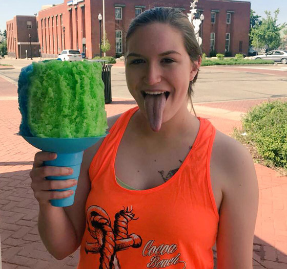 تلمس عينيها بلسانها!.. تعرفوا على صاحبة أطول لسان في العالم! فيديو صورة رقم 3