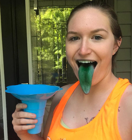 تلمس عينيها بلسانها!.. تعرفوا على صاحبة أطول لسان في العالم! فيديو صورة رقم 4