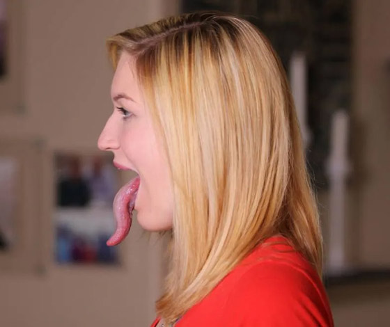 تلمس عينيها بلسانها!.. تعرفوا على صاحبة أطول لسان في العالم! فيديو صورة رقم 5