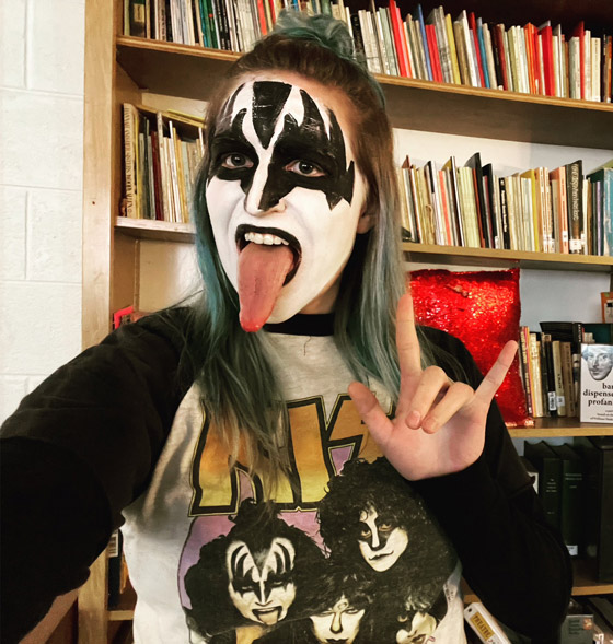 تلمس عينيها بلسانها!.. تعرفوا على صاحبة أطول لسان في العالم! فيديو صورة رقم 7