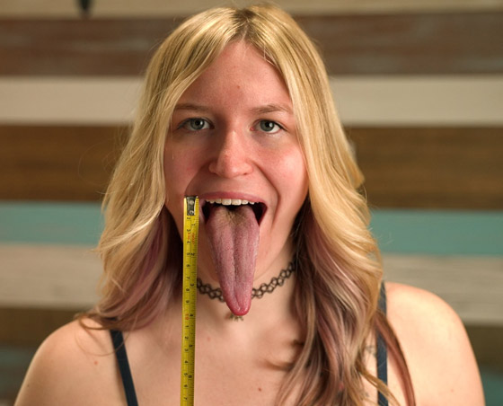 تلمس عينيها بلسانها!.. تعرفوا على صاحبة أطول لسان في العالم! فيديو صورة رقم 1