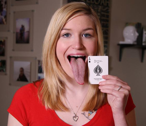 تلمس عينيها بلسانها!.. تعرفوا على صاحبة أطول لسان في العالم! فيديو صورة رقم 9