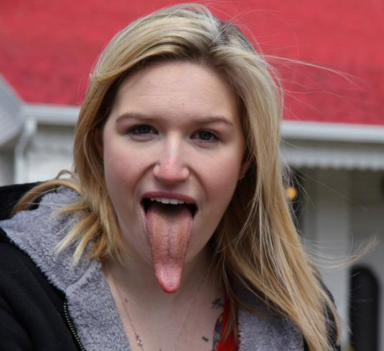 تلمس عينيها بلسانها!.. تعرفوا على صاحبة أطول لسان في العالم! فيديو صورة رقم 10