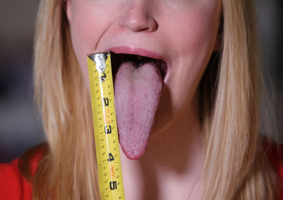 تلمس عينيها بلسانها!.. تعرفوا على صاحبة أطول لسان في العالم! فيديو صورة رقم 2