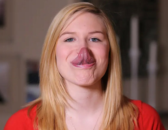 تلمس عينيها بلسانها!.. تعرفوا على صاحبة أطول لسان في العالم! فيديو صورة رقم 11