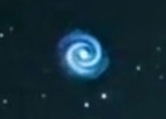 بالفيديو: رصد دوامة بيضاء غريبة في سماء هاواي! صورة رقم 3 بالفيديو: رصد دوامة بيضاء غريبة في سماء هاواي! صورة رقم 3