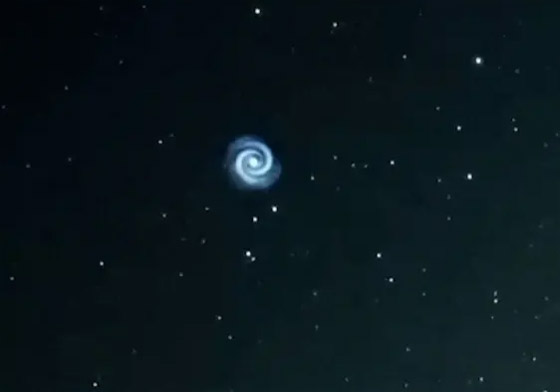 بالفيديو: رصد دوامة بيضاء غريبة في سماء هاواي! صورة رقم 4 بالفيديو: رصد دوامة بيضاء غريبة في سماء هاواي! صورة رقم 4