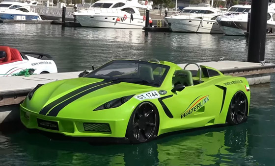 شاهد.. سيارة فارهة تشق طريقها على سطح الماء في دبي صورة رقم 3