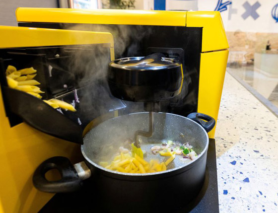 مطعم يستخدم طاه آلي (روبوت) لاعداد الوجبات اللذيذة! هل سينقرض الطهاة قريبا؟ صورة رقم 1 مطعم يستخدم طاه آلي (روبوت) لاعداد الوجبات اللذيذة! هل سينقرض الطهاة قريبا؟ صورة رقم 1