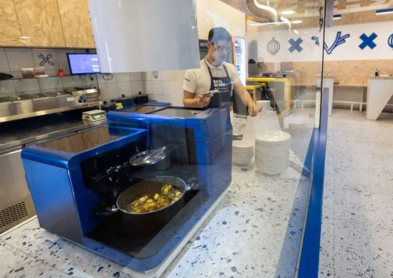 مطعم يستخدم طاه آلي (روبوت) لاعداد الوجبات اللذيذة! هل سينقرض الطهاة قريبا؟ صورة رقم 4 مطعم يستخدم طاه آلي (روبوت) لاعداد الوجبات اللذيذة! هل سينقرض الطهاة قريبا؟ صورة رقم 4