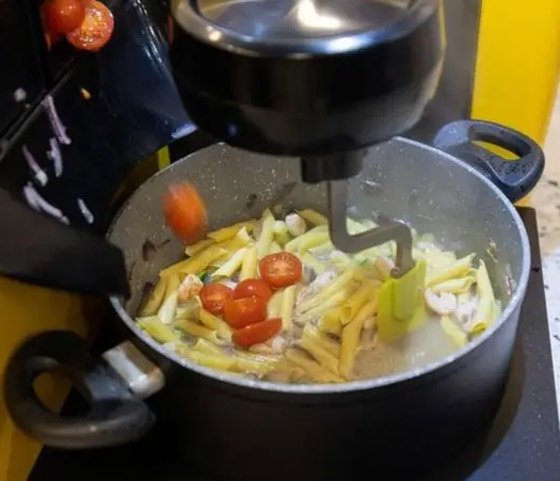 مطعم يستخدم طاه آلي (روبوت) لاعداد الوجبات اللذيذة! هل سينقرض الطهاة قريبا؟ صورة رقم 2 مطعم يستخدم طاه آلي (روبوت) لاعداد الوجبات اللذيذة! هل سينقرض الطهاة قريبا؟ صورة رقم 2