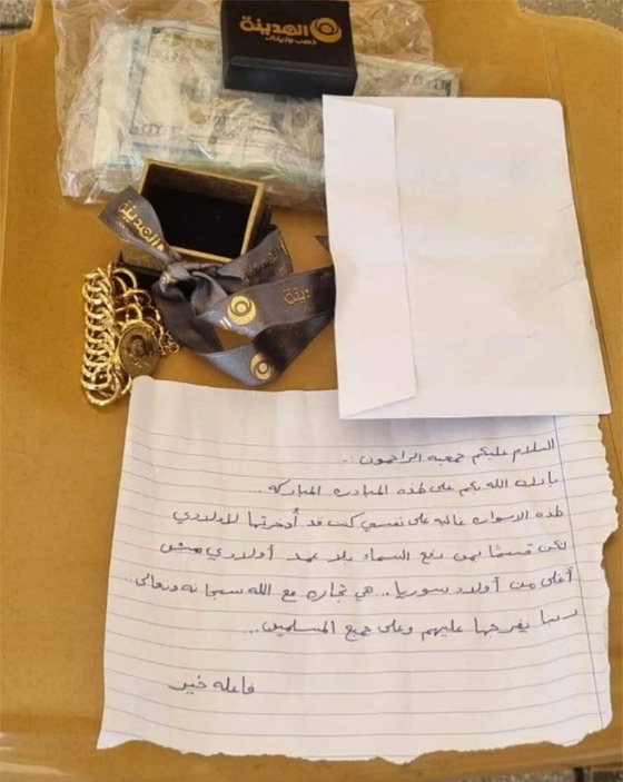 صور: سيدة فلسطينية تلقن العالم درساً بالإنسانية وتتبرع بذهبها: صور: سيدة فلسطينية تلقن العالم درساً بالإنسانية وتتبرع بذهبها: