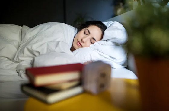 من حلاب الأفاعي إلى النائمة المحترفة.. أغرب 5 وظائف في العالم صورة رقم 3